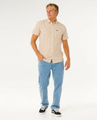 Camisa Rip Curl Aerotech Stone para hombre de manga corta en color beige claro ideal para verano, playa y estilo surf lifestyle