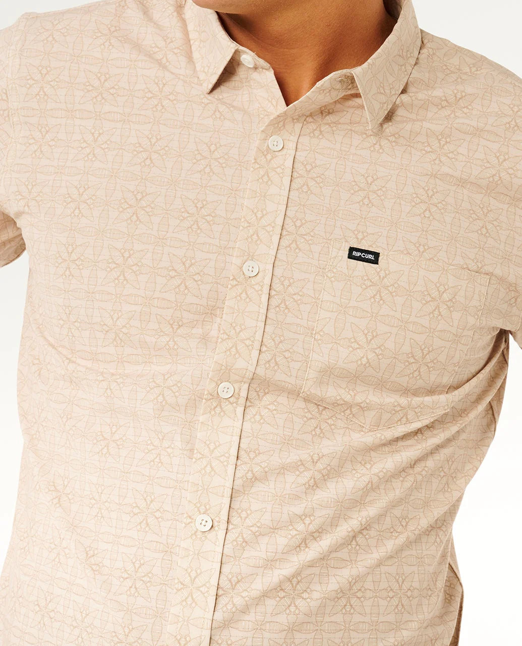 Camisa Rip Curl Aerotech Stone para hombre de manga corta en color beige claro ideal para verano, playa y estilo surf lifestyle