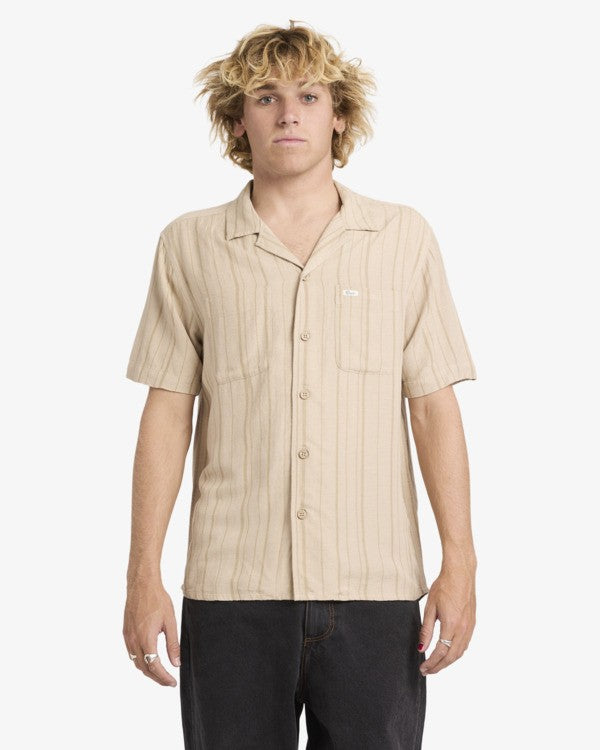 Camisa RVCA Exotica Stripe Light Khaki de hombre con rayas verticales estilo surf verano