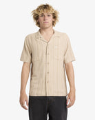 Camisa RVCA Exotica Stripe Light Khaki de hombre con rayas verticales estilo surf verano