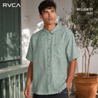 Camisa RVCA Mellowist Jade para hombre en patio mediterráneo contemporáneo, fotografía editorial propia de THE SURF TOWN con estilo surf lifestyle premium y luz natural diurna
