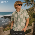 Camisa RVCA Palm Fall Jade para hombre en entorno tropical junto al océano, fotografía editorial propia de THE SURF TOWN inspirada en el surf lifestyle, las vacaciones y el espíritu costero