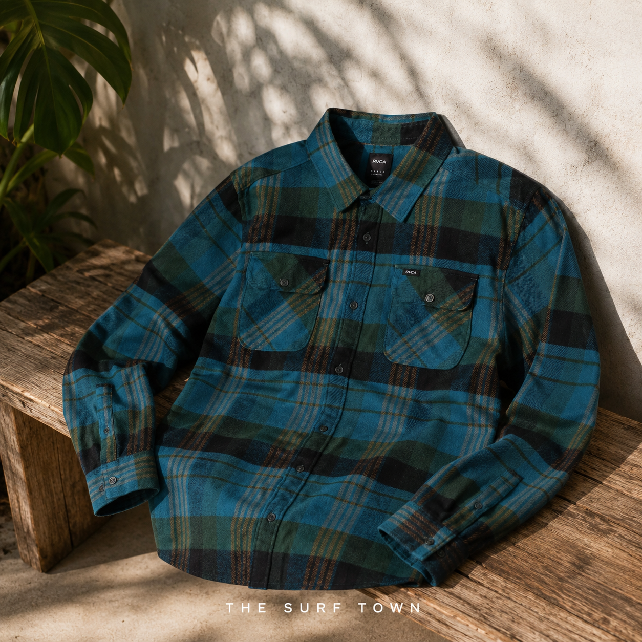 Camisa RVCA That’ll Work Flannel Hunter Green Boy en fotografía editorial propia de THE SURF TOWN con diseño de cuadros, estilo surf urbano y tejido cálido para niño