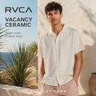 Camisa RVCA Vacancy Ceramic en fotografía editorial propia de THE SURF TOWN con estilo surf lifestyle premium y luz solar natural intensa