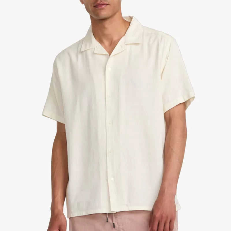 Camisa RVCA blanca ceramic de manga corta con cuello abierto estilo surf elegante