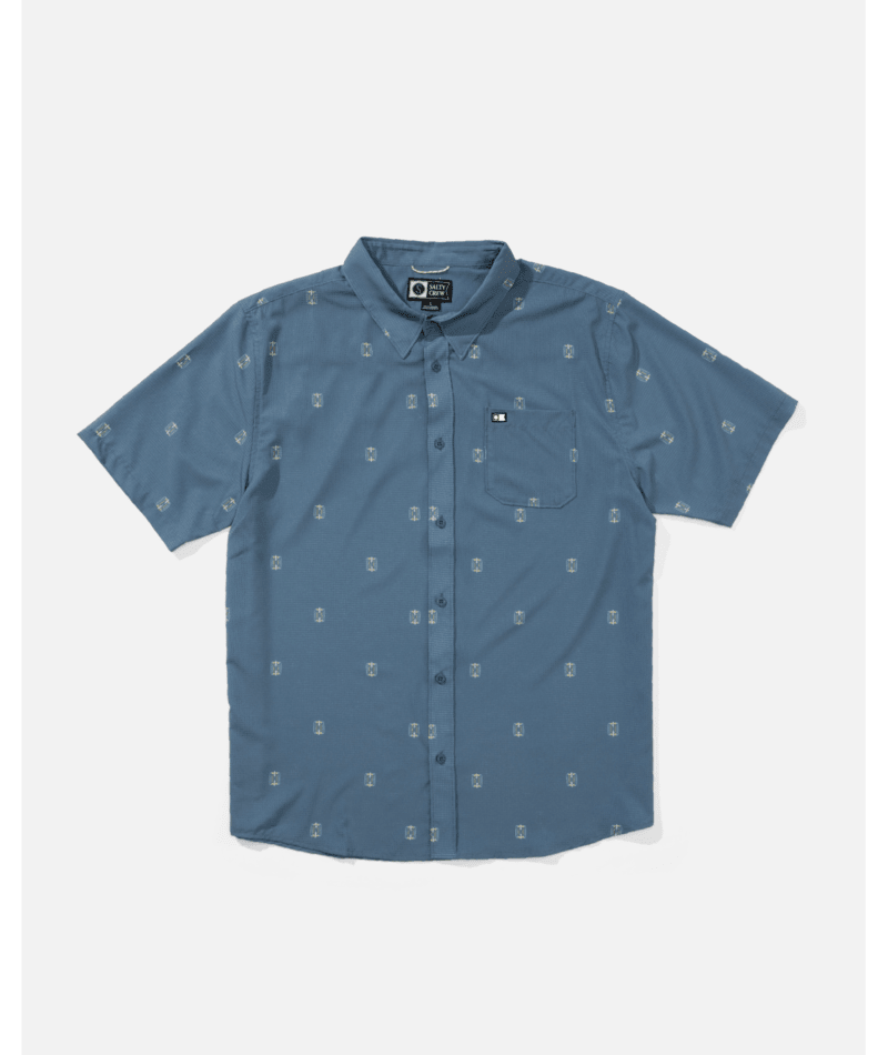 Camisa Salty Breeze Perf Button Up Channel Blue para hombre con tejido técnico perforado, manga corta y estilo surf veraniego