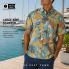 Camisa Salty Crew Large Kine Seaweed en fotografía editorial propia de THE SURF TOWN en club náutico premium mediterráneo con luz natural diurna