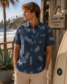Camisa Salty Crew Weekender Tech Bluefin para hombre en ambiente surf lifestyle junto a la playa con estilo Costa del Sol y beach vibes premium