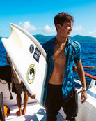 camisa salty crew de color azul con proteccion solar