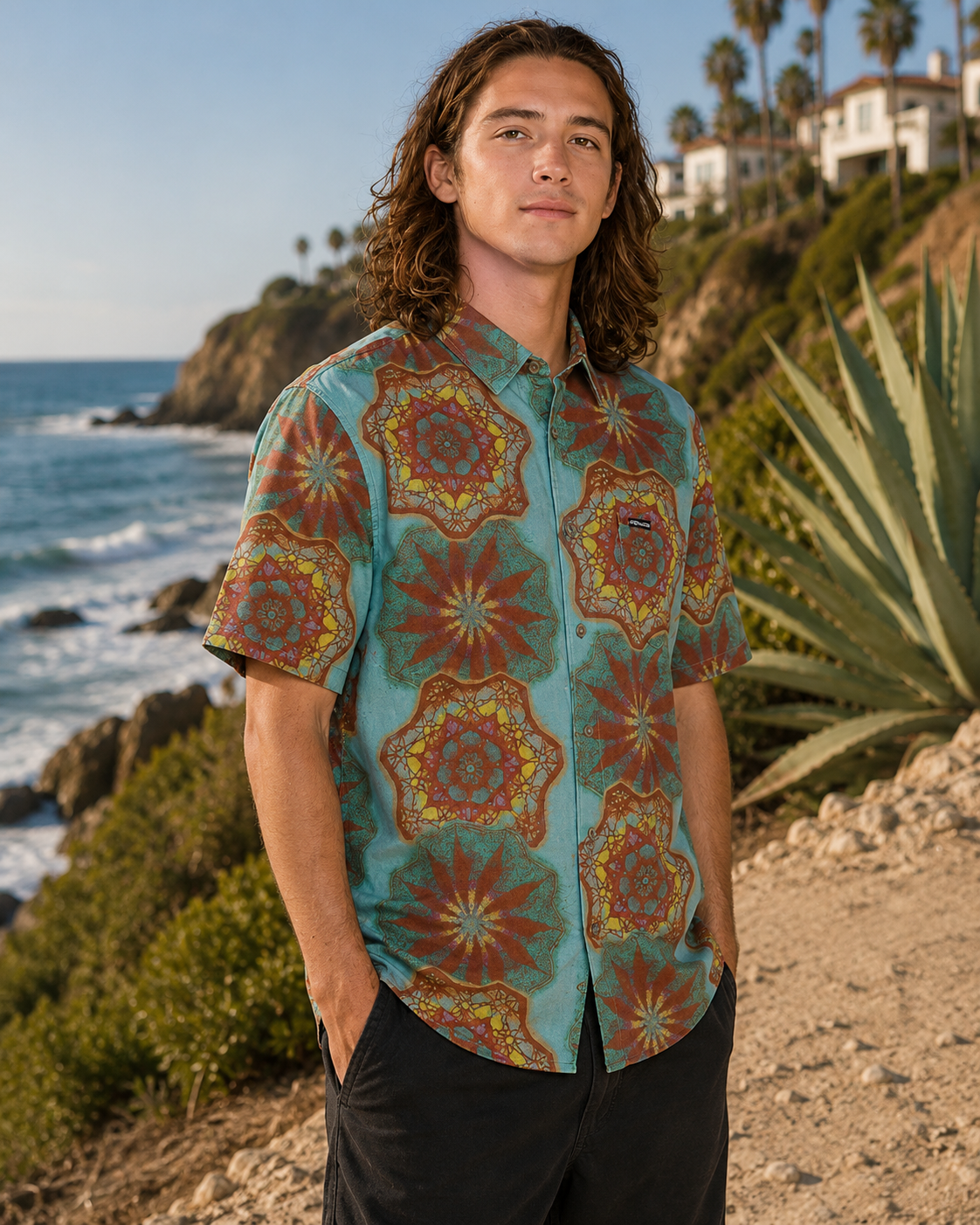 Camisa Volcom Star Shields Castlerock para hombre en entorno costero junto al mar con estilo surf lifestyle premium y ambiente Costa del Sol