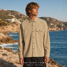 Camisa Volcom Tradestone Light Khaki en ambiente costero - The Surf Town