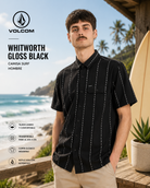 Camisa Volcom Whitworth Gloss Black para hombre en escena surf lifestyle premium frente al mar