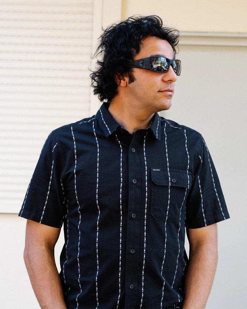 Camisa surf hombre Volcom Whitworth Gloss Black camisa Volcom negra rayas verano