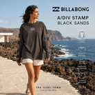 Camiseta Billabong Adventure Division Stamp Black Sands de manga larga con gráficos en las mangas, imagen editorial propia de THE SURF TOWN