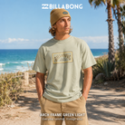 Camiseta Billabong Arch Frame Green Light para hombre en color verde claro con gráfico frontal vintage y estilo surfwear australiano
