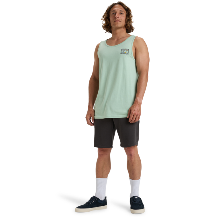 Hombre con camiseta de tirantes Billabong Crayon Wave Tank Seafoam verde estilo surf verano
