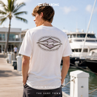 Camiseta Billabong Diamond Vision White II para hombre en marina de lujo con fotografía editorial propia de THE SURF TOWN, estilo surf lifestyle premium y ambiente náutico exclusivo