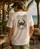 Camiseta Billabong Fauna blanca para hombre en resort tropical junto al mar