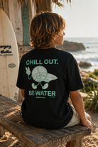 Camiseta Billabong Gimmick Kids Black para niño en escena surf lifestyle con estética beach shack y luz natural cálida