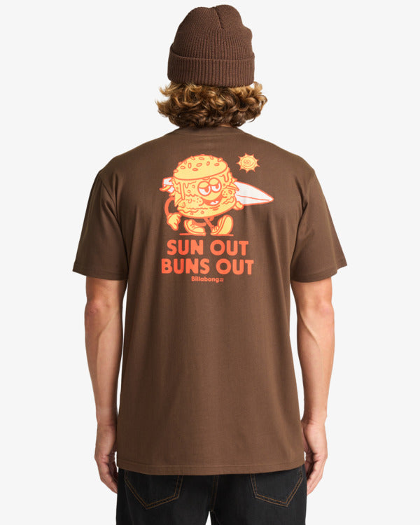 Camiseta Billabong Gimmicks Dark Cedar para hombre en color marrón Dark Cedar con estampado delantero discreto y gráfico trasero Sun Out Buns Out, manga corta y estilo surf casual.