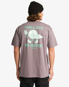 Camiseta Billabong Gimmicks Dusty Purple para hombre en color púrpura lavado con estampado Chill Out Be Water en pecho y espalda, manga corta y estilo surf casual.