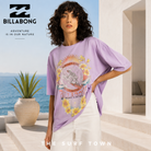 Camiseta Billabong Goes Around Here Peaceful Lilac para mujer en hotel boutique minimalista frente al mar, fotografía editorial propia de THE SURF TOWN inspirada en el surf lifestyle premium femenino