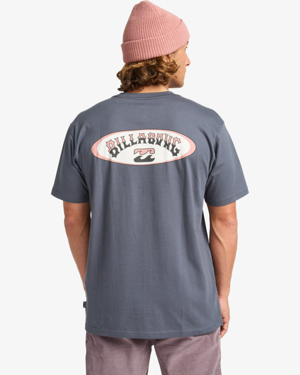 Camiseta Billabong Orbit Arch Vintage Grey para hombre en color gris vintage con estampado delantero pequeño y gráfico trasero grande estilo surf.