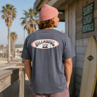 Camiseta Billabong Orbit Arch Vintage Grey para hombre en color gris vintage con gráfico trasero retro y estilo surfwear clásico
