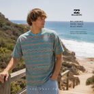 Camiseta Billabong Paint Rack Blue Haze en fotografía editorial propia de THE SURF TOWN sobre costa mediterránea con vistas al océano y auténtico surf lifestyle premium