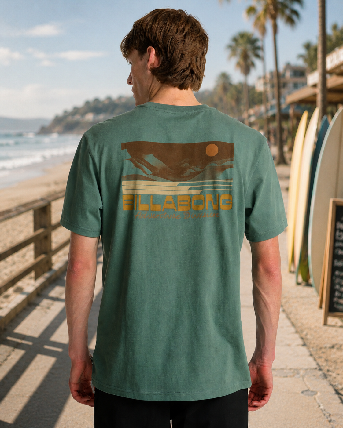 Camiseta Billabong Range Forest para hombre en paseo marítimo surfero junto a la playa con estilo surf lifestyle y ambiente Costa del Sol