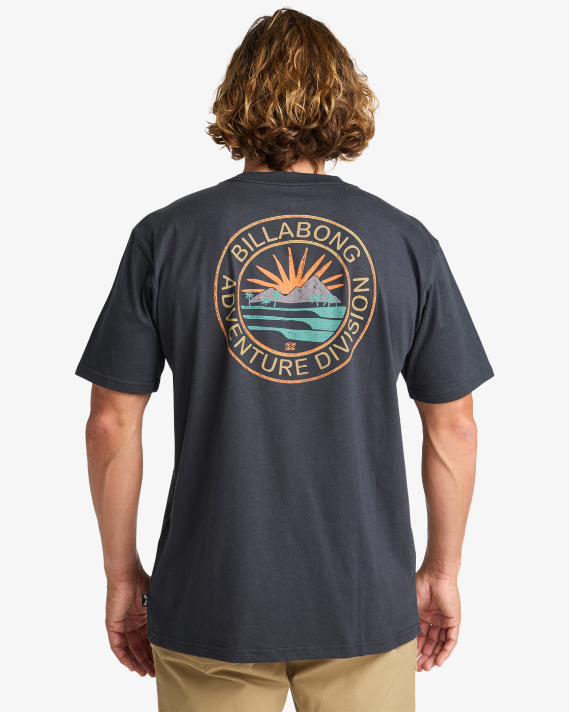Camiseta Billabong Rockies Dark Black Vintage para hombre en color negro vintage con pequeño logo en el pecho y gran ilustración trasera estilo surf y aventura.