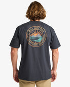Camiseta Billabong Rockies Dark Black Vintage para hombre en color negro vintage con pequeño logo en el pecho y gran ilustración trasera estilo surf y aventura.