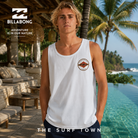Camiseta de tirantes Billabong Rotor Diamond Tank White para hombre en beach club tropical premium de Bali, fotografía editorial propia de THE SURF TOWN inspirada en el surf lifestyle internacional