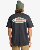 Camiseta Billabong Runner Up Black para hombre en color negro vintage con pequeño logo en el pecho y gran estampado trasero estilo surf retro.