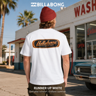 Camiseta Billabong Runner Up White para hombre en color blanco con gráfico trasero retro y estilo surfwear clásico