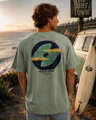 Camiseta Billabong verde vintage hombre en acantilados surf California lifestyle premium sunset