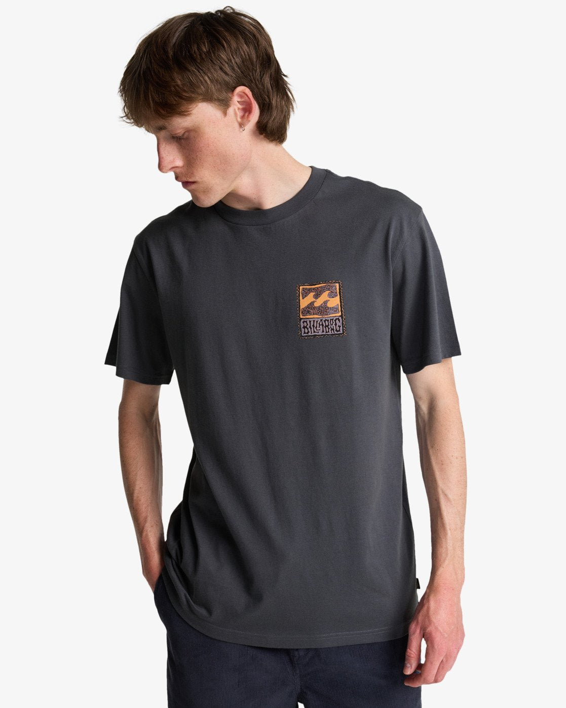 modelo con Camiseta Billabong Stamp Ombre Blue