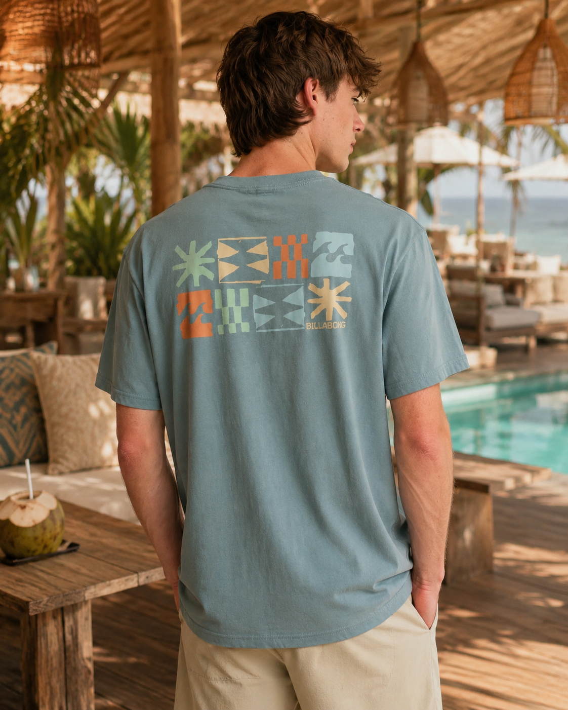 Camiseta Billabong Segment azul lavado para hombre en beach club tropical junto a piscina