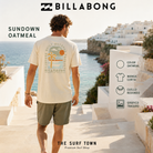 Camiseta Billabong Sundown Oatmeal con gráfico costero en la espalda, imagen editorial propia de THE SURF TOWN