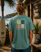Camiseta Billabong verde agua hombre con estampado trasero estilo surf lifestyle premium junto al mar