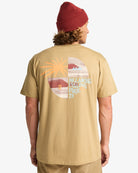 Camiseta Billabong Twin Fin Khaki para hombre en color khaki con estampado delantero y gráfico trasero Twin Fin, manga corta y estilo surf casual.
