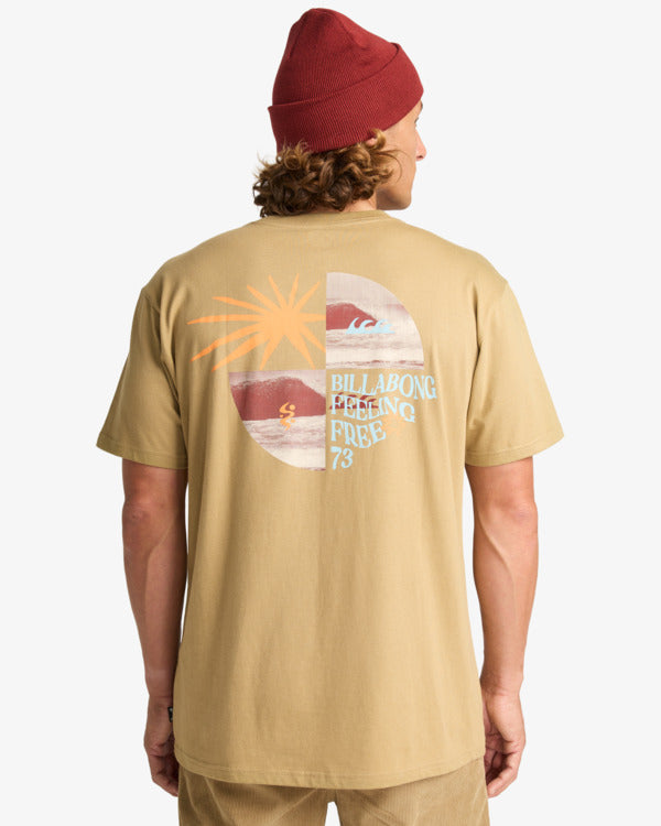 Camiseta Billabong Twin Fin Khaki para hombre en color khaki con estampado delantero y gráfico trasero Twin Fin, manga corta y estilo surf casual.