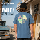 Camiseta Billabong Twin Fin State Blue para hombre en color azul con gráfico trasero inspirado en el surf y el verano