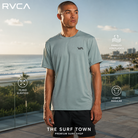Camiseta de entrenamiento RVCA Sport Vent SS Lead en imagen editorial propia de THE SURF TOWN frente al océano