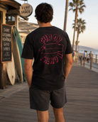 Camiseta Hurley Fun On The Run negra para hombre en paseo marítimo surf lifestyle Costa del Sol