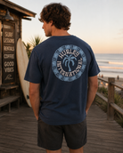 Camiseta Hurley International azul para hombre en surf shack frente al mar estilo lifestyle surf premium