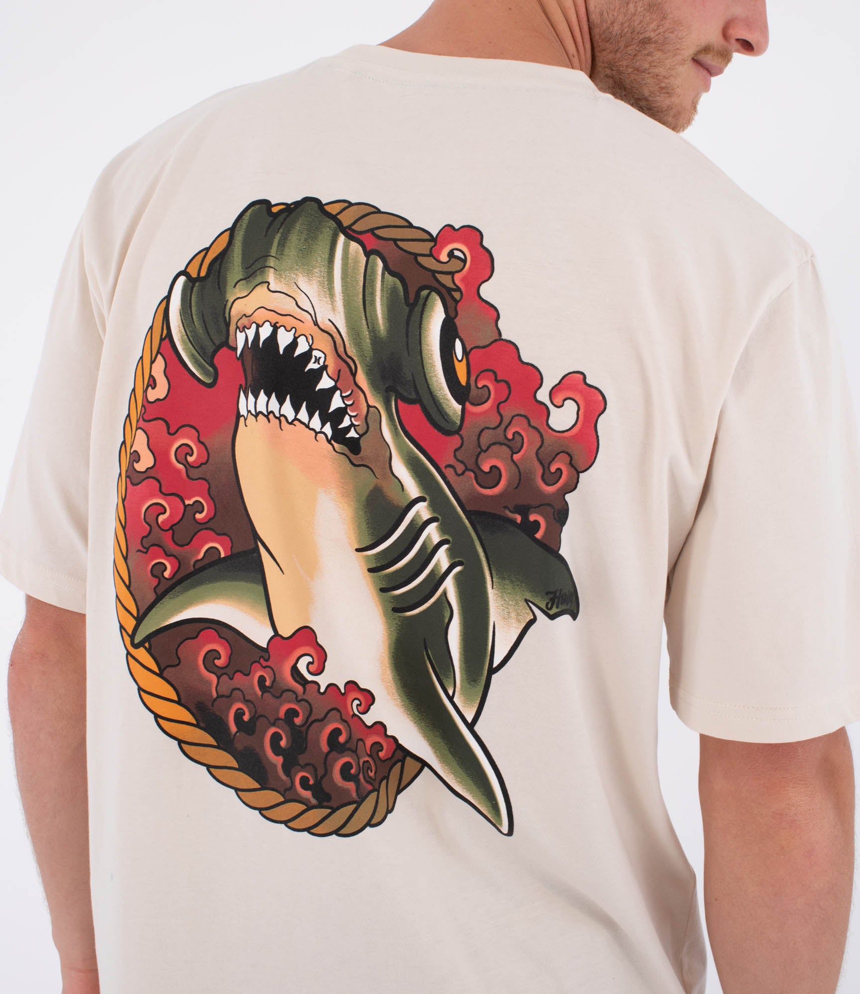 Camiseta Hurley Tattoo Trudy Shark beige para hombre con gráfico trasero de tiburón estilo tattoo, verano surf urbano