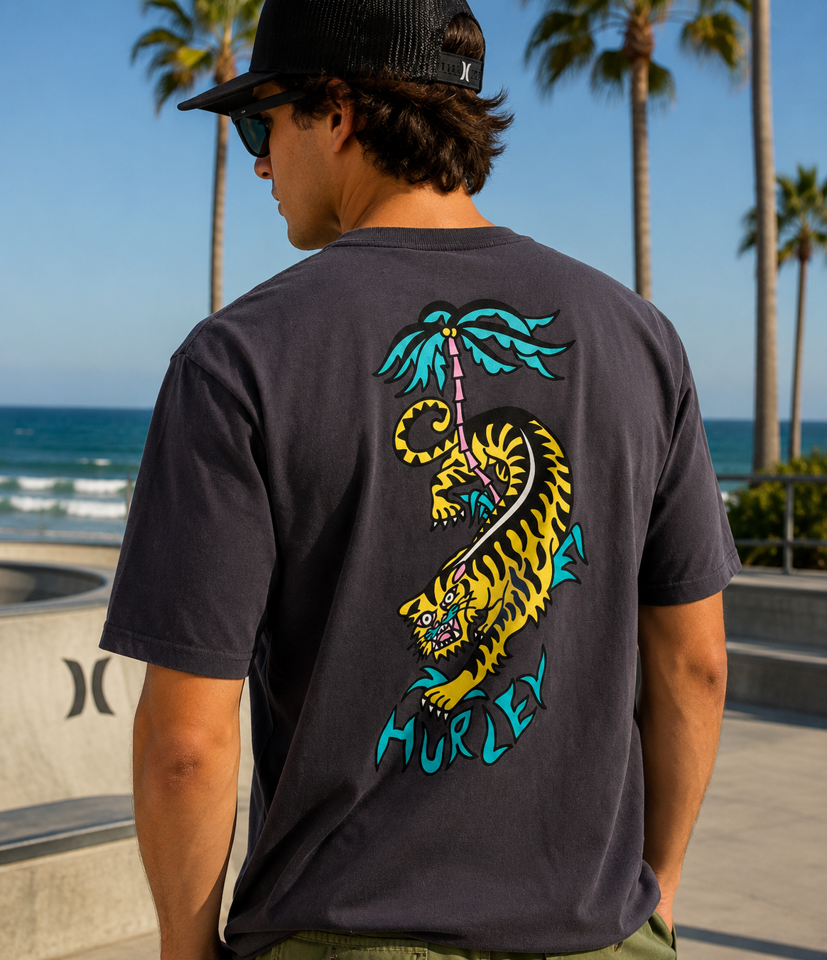 Camiseta Hurley Tiger negra para hombre en skatepark frente al mar estilo surf lifestyle premium