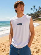 Camiseta muscle Billabong blanca hombre estilo surf premium en playa soleada