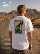 Camiseta Oxbow Cave White hombre con gráfica trasera en carretera desértica y estética editorial cinematográfica roadtrip surf